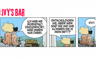 Ivy und Gina sitzen nackt nebeneinander auf einem Sylter Hotelbett, umgeben von leeren Flaschen und Gläsern, die auf eine ausschweifende Nacht hindeuten. Hinter dem Panoramafenster erstreckt sich eine friedliche winterliche Dünenlandschaft. Im ersten Panel sagt Gina nachdenklich: „Ich hab nie irgendwo dazugehört. War immer nur dabei.“ Ihre Haltung wirkt entspannt, aber ihre Worte zeigen einen Hauch von Melancholie. Ivy, sitzt ruhig neben ihr, hört aufmerksam zu. Im zweiten Panel dreht sich Ivy mit einem süffisanten Ausdruck leicht zu Gina und fragt trocken: „Entschuldigen Sie, aber wer sind Sie und wie kommen Sie in mein Bett?“ Ihre humorvolle Reaktion lockert die Nachdenklichkeit der vorherigen Aussage auf – Gina antwortet nur knapp und grinsend: „Idiot.“