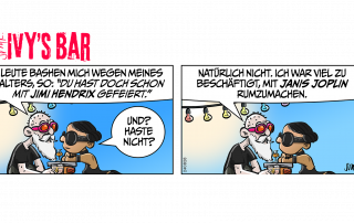 Ein Nachmittag, der Alte sitzt da, wie ein Schatten aus einer anderen Zeit, drahtig und wild, wie ein Sturm, der sich nie gelegt hat. Weißer Spitzbart. Sein Kopf, kahl bis auf ein paar störrische Borsten. Licht fällt zu hart auf sein Gesicht. Er sitzt an der Bar, die Sonne draußen, die Nacht in den Augen hinter der skurrilen orangen und roten und rosa Schutzbrille, bunt und bizarr, als hätte sie ihre eigene Geschichte. Stipe. So nennt jeder ihn hier. Nur „Stipe“. Wegen Michael Stipe, nicht dem jungen, dem alten. Er sitzt da wien Prophet, halb weg halb wachsam. Gina, so cool wie blutjung, unbeeindruckt, sitzt ihm gegenüber. Ihre Brille spiegelt sein Gesicht, sie sieht ihn an, durch ihn hindurch. „Leute bashen mich wegen meines Alters, so: ‚Du hast doch schon mit Jimi Hendrix gefeiert.‘“ Seine Stimme ist rau, gezeichnet von Zigaretten und dem Gewicht der Jahre. Gina fragt trocken, fast beiläufig: „Und? Haste nicht?“ Er: leises Lachen. „Natürlich nicht. War viel zu beschäftigt, mit Janis Joplin rumzumachen.“ Gesicht bleibt ruhig, doch in den Augen Hauch von Glanz. Erinnerung, die niemand nehmen kann. Schnapsglas vor ihm, halb leer, halb voll. Geschichten, die in der Stille hängen.
