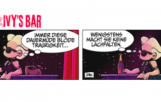 Ivy steht hinter der Bar, hinter ihr der rote Vorhang und dem Sternenhimmel. Mit ausdruckslosem Gesicht denkt sie: „Immer diese dauermüde, blöde Traurigkeit …“  Die Szene bleibt ruhig, Ivy lehnt sich an die Theke, während eine offene Champagnerflasche vor ihr steht. Sie ergänzt trocken: „Wenigstens macht sie keine Lachfalten.“