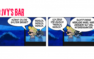 Ivy und Gina stehen im Infinity Pool eines dampfigen Spa mit Blick auf die Sylter Dünen. Ivy hört aufmerksam hin und fragt: „Hörst du die Sylter Brise?“ Gina, trocken: „Wusch, wusch, wusch.“ Ivy (grinst trocken): „Ich zeig dir gleich ‚Wusch, wusch.‘“ Gina (trocken zurück): „Echt? Diese neblige Insel wird gerade so viel interessanter.“