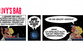 Carla, sichtbar angetrunken und dramatisch gestikulierend, wendet sich in einem pathetischen Tonfall an das Universum. Neben ihr sitzt Ivy, entspannt mit einem Drink, und beobachtet das Schauspiel mit einer Mischung aus Geduld und Skepsis. Carla ruft: „L-Lenker der Welt! Nachdem wir euch hicks aufmerksam beobachtet haben, fragen wir euch in aller F-Form: …„ Eine Nahaufnahme des Planeten Erde, schwebend im dunklen Universum. Aus einer großen Sprechblase ertönt die provozierende Frage: „Was soll der Scheiß?!?“ Panel 3: Zurück an der Bar: Carla schaut fragend in die Ferne. Carla: „Ob wir gehört werden?“ Ivy: „Pfff … Ich kenn mich nicht aus mit primitiven Lebensformen.“