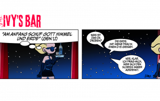 Panel 1: Ivy auf dem Weg zur Theke. Sie trägt ein Tablett mit einer Champagnerflasche und einem Glas. Der Hintergrund zeigt einen sternenklaren Nachthimmel, eingerahmt von roten Theatervorhängen. Sie rezitiert in Gedanken: „Am Anfang schuf Gott Himmel und Erde“ (Gen 1,1) Panel 2: Die Szene zeigt den Nachthimmel, an dem sich die Planeten unterhalten. Planet 1: „Was ist das da drüben?“ Planet 2: „Die Erde. Hat meine Frau in einem Ü-Ei gehabt.“ Planet 3: „Nee, klar. Ich frag' mich, wer sich den Scheiß immer ausdenkt.“